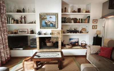 Amplio bungalow con piscina y pista de tenis comunitarios al lado del club de Golf.